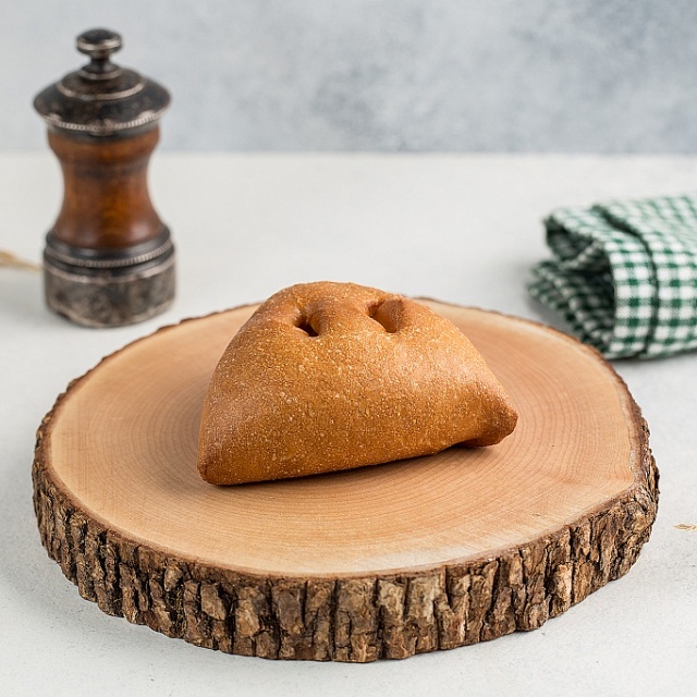 Пирожок с белой рыбой и овощами